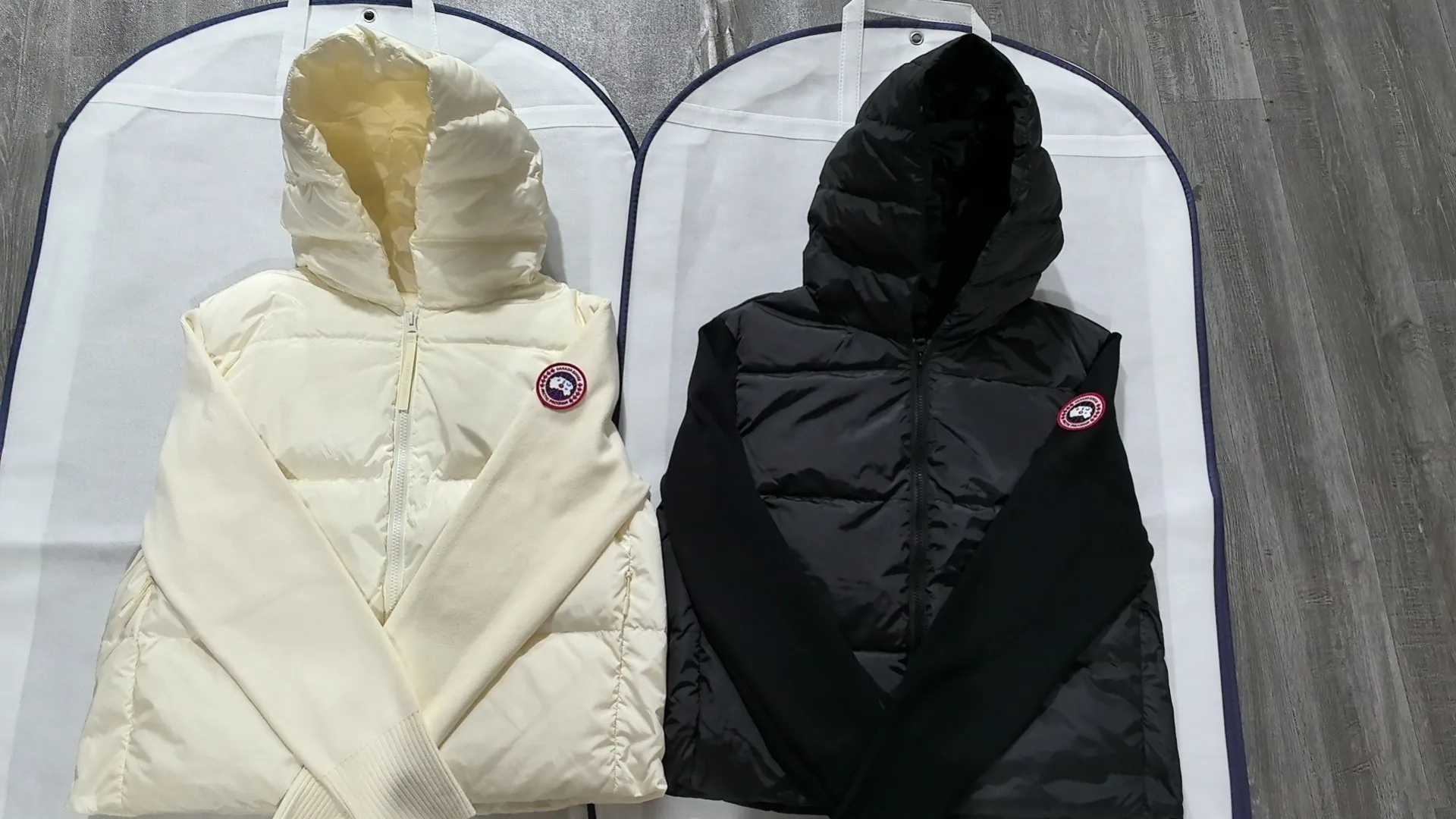 P820 ​​Big Goose 90 down knitted splicing stand collar Snow White 2nd generation down jacket Canada Goose Canada Goose 6507w HyBridge series FW24 windproof and waterproof splicing stand collar long sleeve wool short down jacket for women Knitted splicing thin down jacket! At this time of year, several sweaters with down are released. In fact, the evergreen style of sweaters and down is a basic style. It can be worn alone or layered, which will give it a more layered look!!! The front is down, and the back and two sleeves are made of wool blended fabrics. The soft and delicate knitted feel is not irritating at all! The texture is amazing, the velvet is large, delicate and stemless, and full of fluffiness! The filling is sufficient, and the thermal performance is second to none!!! It is windproof and warm, eliminating any possibility of velvet running. It feels silky and smooth, and the stiffness is also very good. The upper body will not look bloated, and the evergreen style with spliced ​​design! Color: Cotton straw white, black Size: S, M, L,